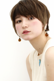 3Dカラーとジグザグバングが大人可愛い耳かけベリーショート