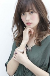 スポンテニアスセミロングベージュ！無造作カール