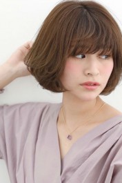 無造作カールが大人かわいいミディボブでひし形シルエット