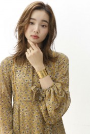 ウルフ好きに！センターパートで外ハネミディアムレーヤー